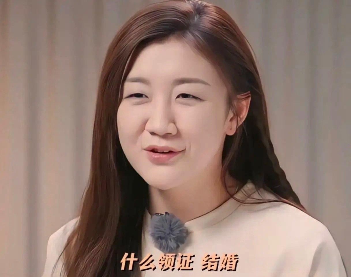 陈梦妈妈：梦梦，今天节目组问你领证的事儿，网上都传疯了。陈梦：妈，您也看到了