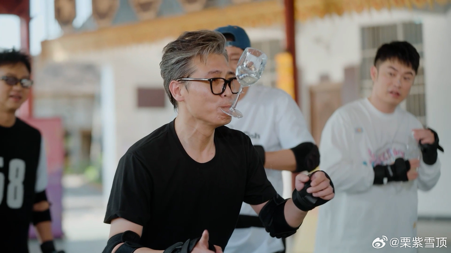 五哈别再虐李乃文了李乃文轮滑嘴里叼水杯哈哈哈哈哈这里禁止虐待“老年人”啊五哈李