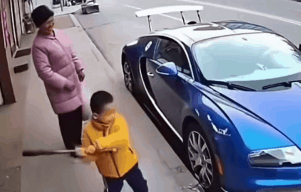 近日，一网友曝光一则视频：一名女子带着一小孩，小孩看到路边停靠的一辆小车，于是玩