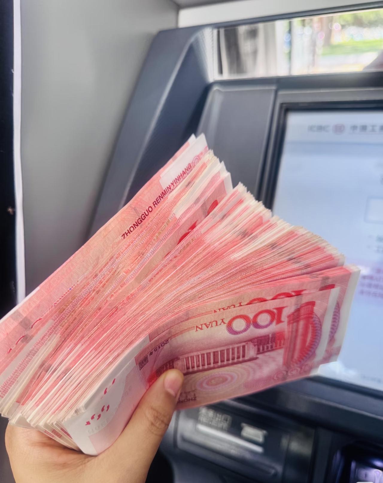 爸爸今天突然给我一沓现金[狗头]说让我自己存起来用，我没拒绝我去工商银行存钱