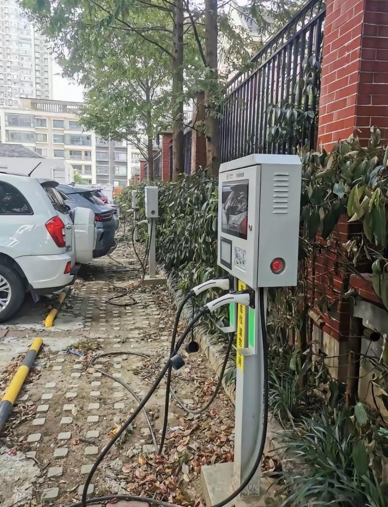 物业终于不能拦着我装充电桩了。可我反而更犹豫了。两年前就想换电车，小区死活不