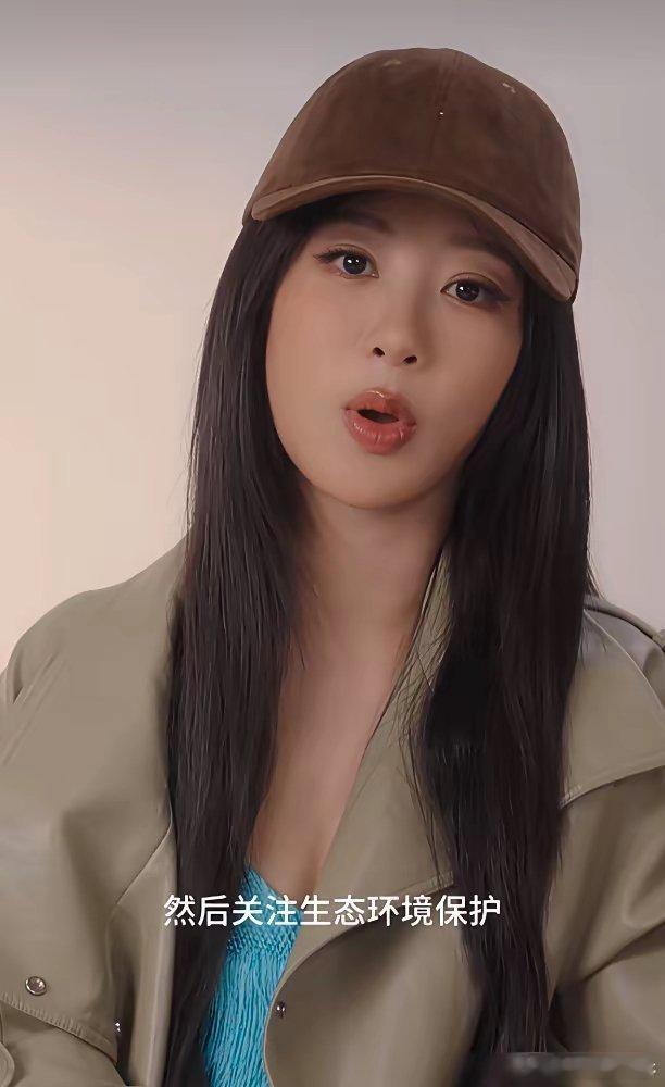 说实话，杨紫在采访里那个状态，看着都累。前脚刚在1月杂志里说“我接受一切的批评