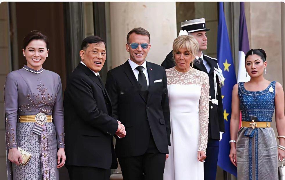 马克龙为泰王办国宴，疑眼疾又犯了，73岁爱妻罕见盘头曼妙不逊苏提达