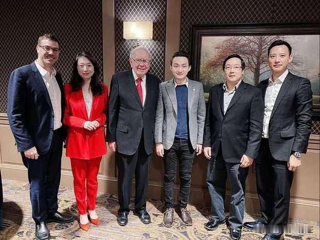 右边第一个看起来比孙割顺眼多了，听说他有“币圈吴彦祖”之称，名叫李书沸。中国人，