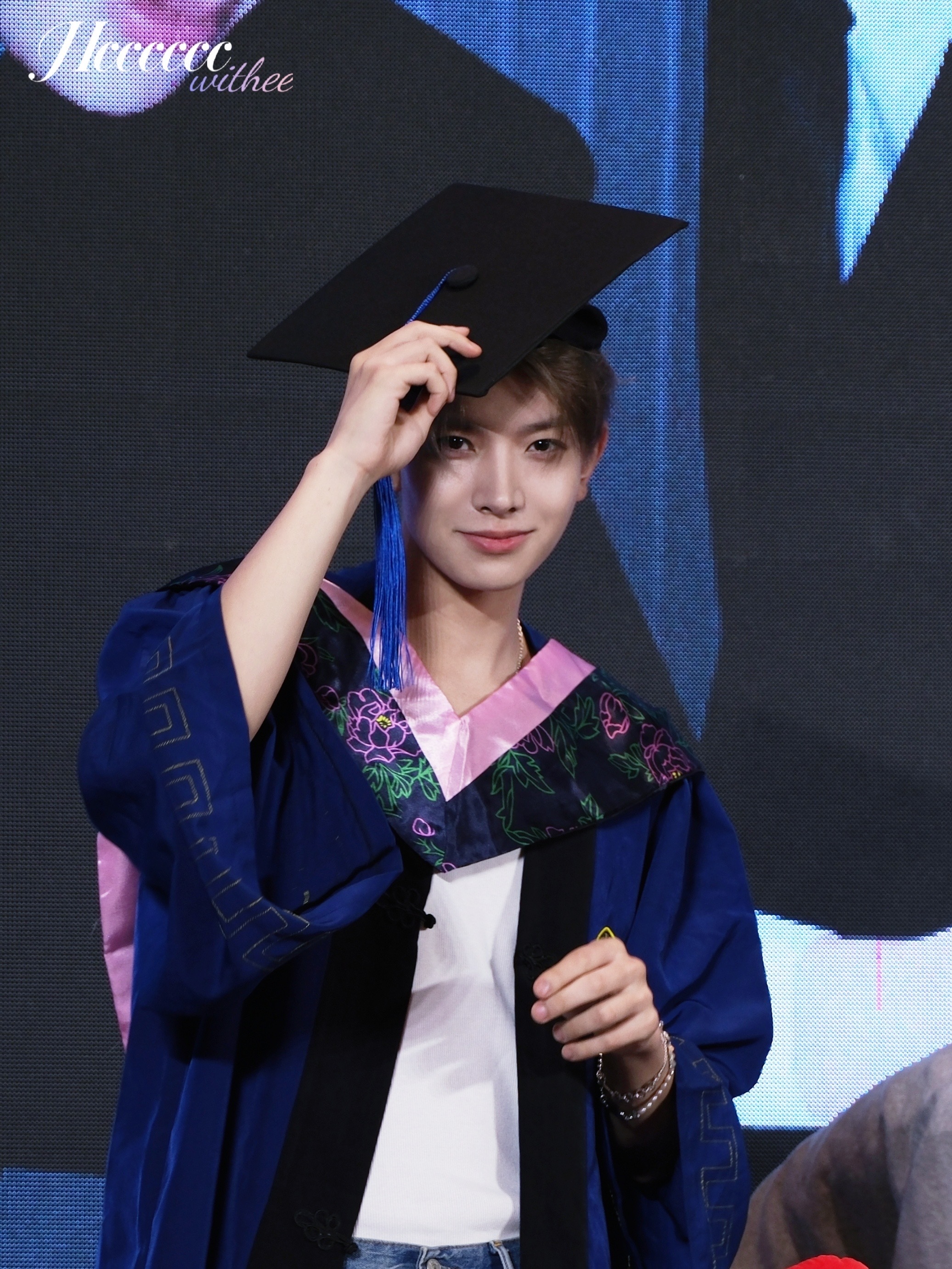 投稿李羲承250914青岛签售学士服&阿迪男&新中式​​​