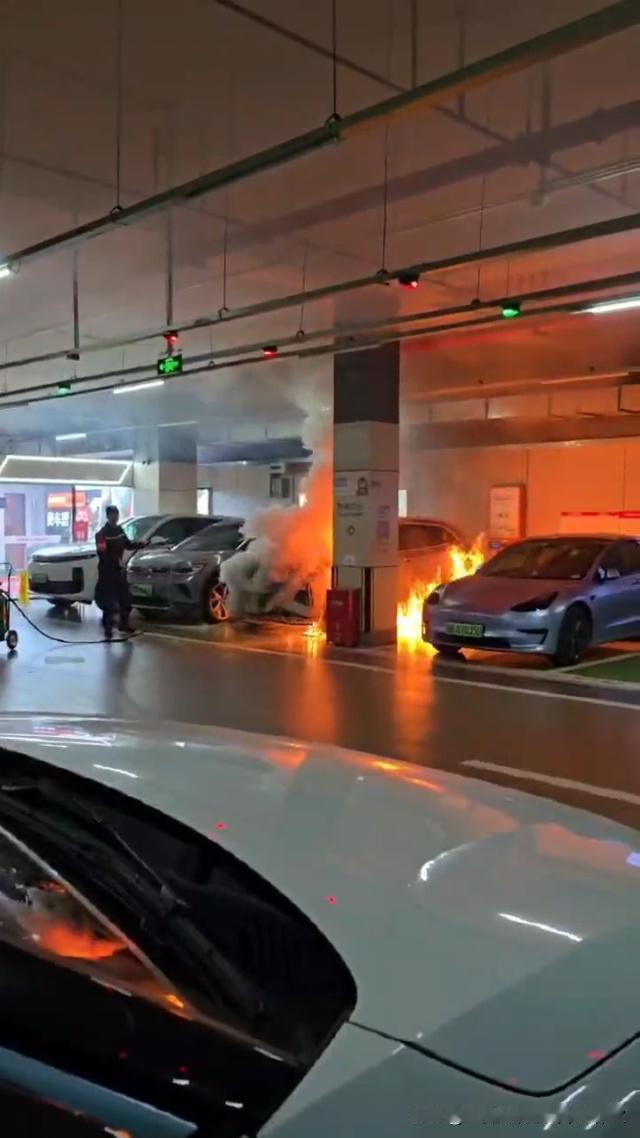 46辆车烧成废铁地下车库之忧（2）第二，传统消防在它面前，已经失效。