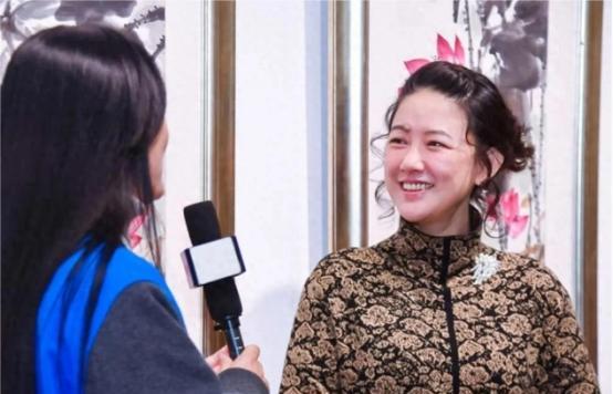 2013年，一女子带着爷爷画作来鉴宝，专家鉴定为赝品。不料女子却笑了笑，问专家：