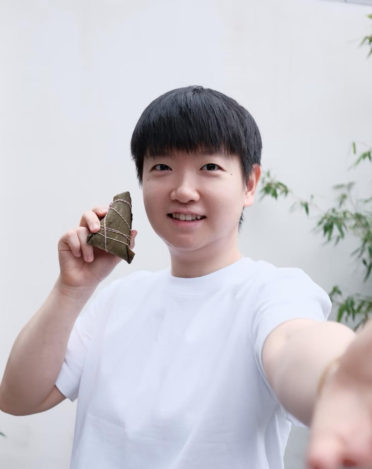 端午节莎莎手持粽子冲上热搜，我发现一个容易被人忽略的细节！恰恰就是这个细节，暴