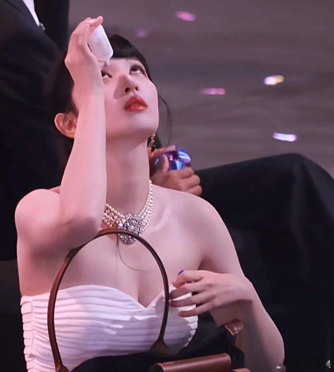 敖瑞鹏借王楚然的眼药水王楚然怎么这么可爱啊，滴完眼药水提衣服的那个动作太好笑了，