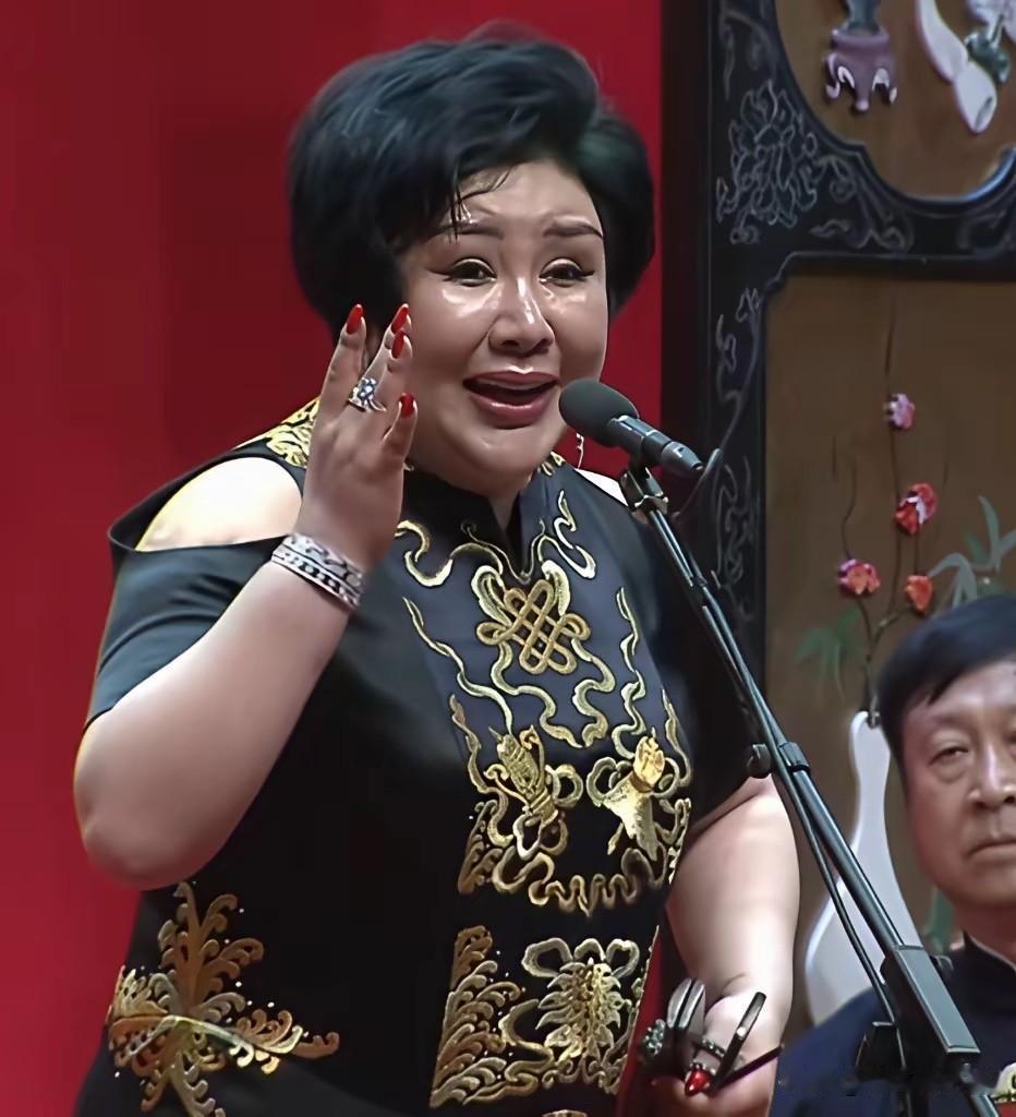 神回复……一看郭德纲老婆这面相，就知道在家里是一把手，说了绝对算