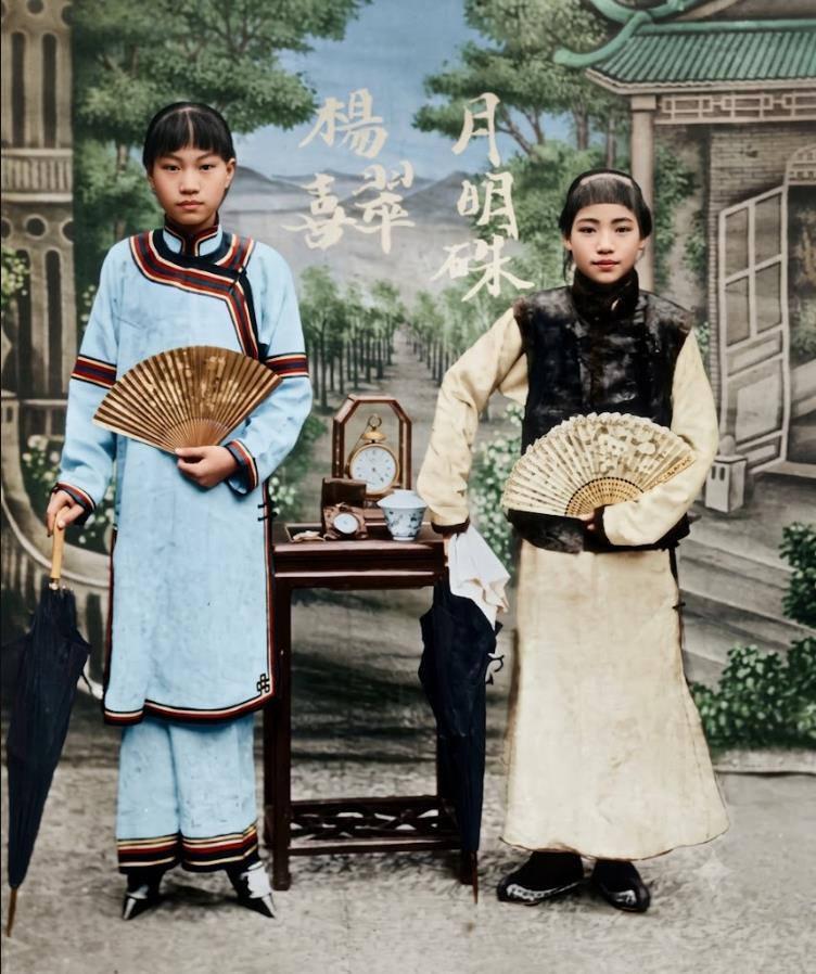 这张清末老照片，堪称当时的“梦幻联动”，照片中两位手持折扇、妆容精致的古典美人，