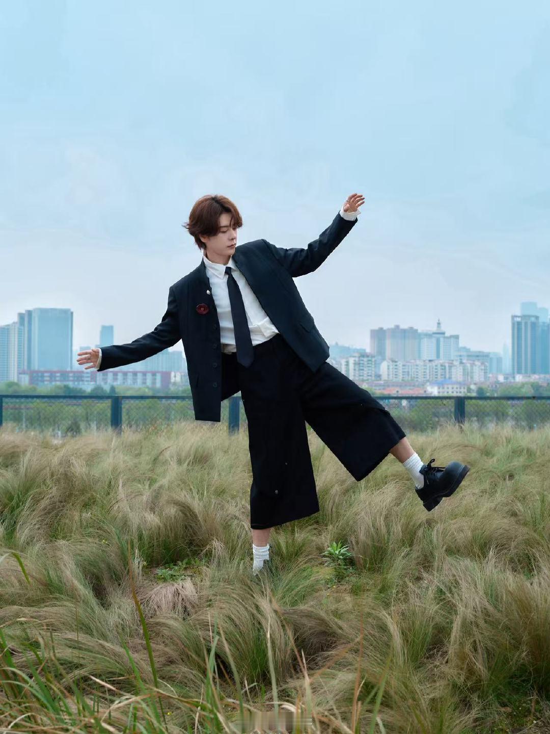 徐海乔抽中邓凯送的礼物你好星期六双向的小惊喜，徐海乔抽到邓凯的专属礼物。