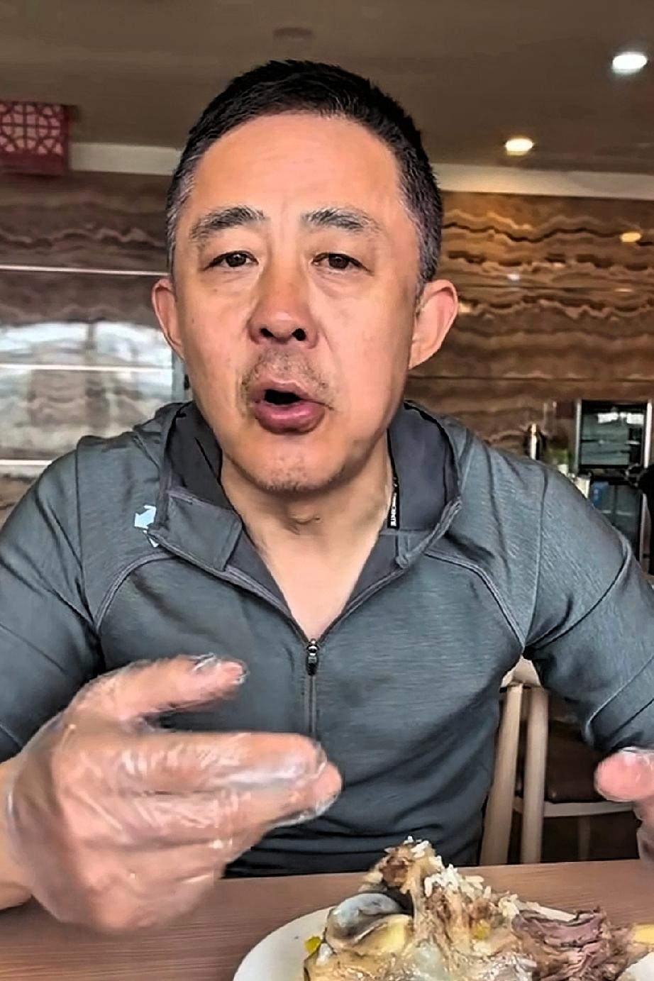 候勇最经典的镜头是在《人民的名义》中赵德汉吃炸酱面的那一幕，不过这次他和朋友吃的