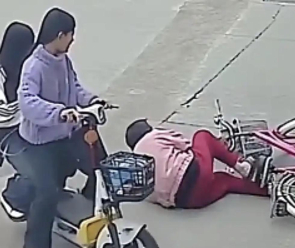 初中女生扶摔倒老人被索要22万天价赔偿这个事，所有人都被一些媒体给骗了！我粗看