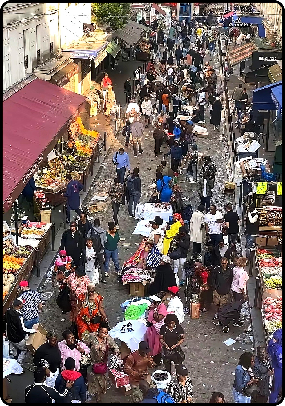 你敢相信是同一时代发生的吗？第一张巴黎，第二广东。