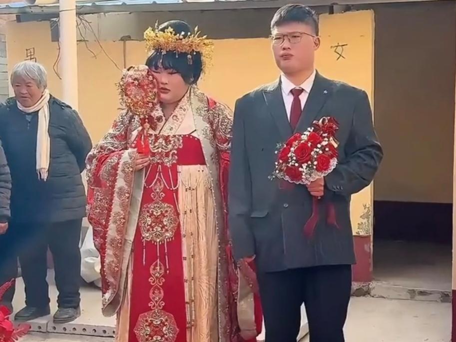 看了大衣哥朱之文女婿和儿媳的照片后我终于认同了我奶奶说的那句“相貌平平的男人