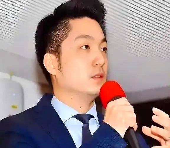 亲弟弟被逼得在发霉的地下室住了20年，自己霸占老宅坐等天降350万拆迁款，结果翻