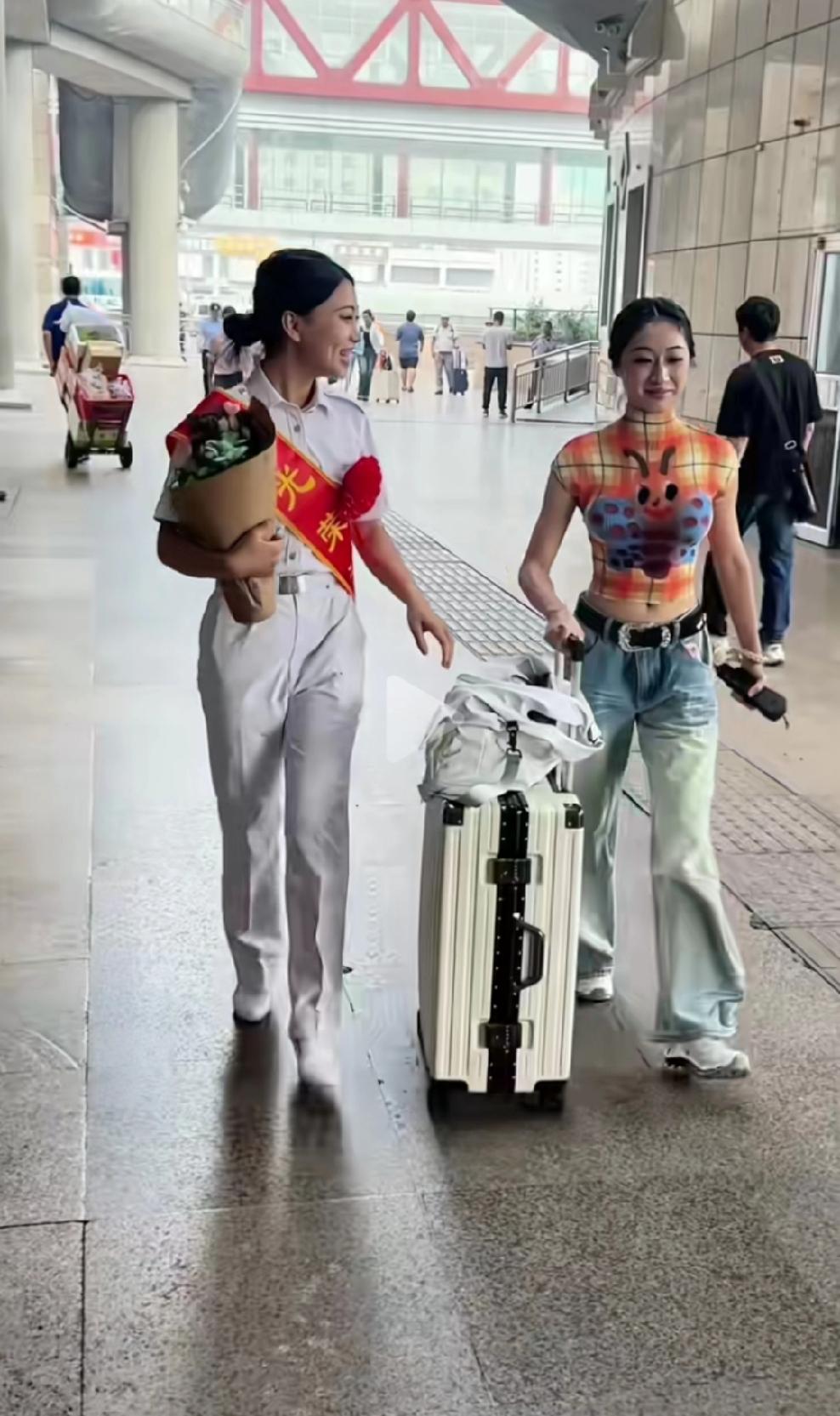 这位海军女兵光荣退役返乡回家，她那身笔挺的海军服显得格外端庄秀丽，特别漂亮特别好