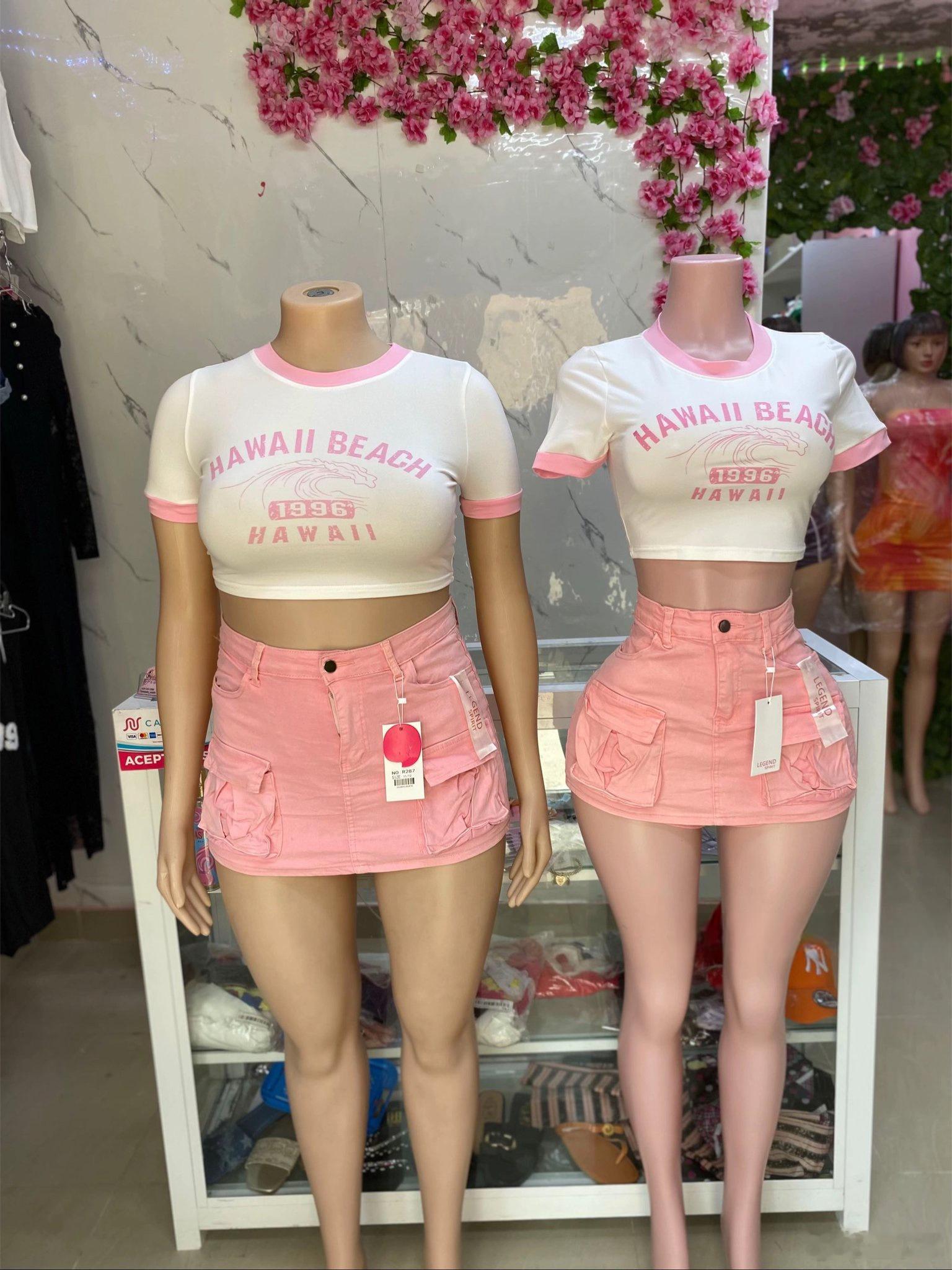 两个模特穿一套衣服！才明白体形的重要性！！！​​​