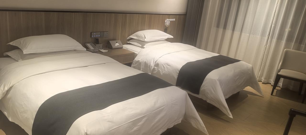 你说这双人间是谁发明的呢同事粘枕头就睡着，睡着就不停的打呼噜，而且呼噜声音震