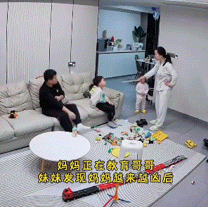 万万没有想到，妈妈正非常生气的拿着棍子在客厅里教育哥哥，吓得哥哥坐在沙发上大气都