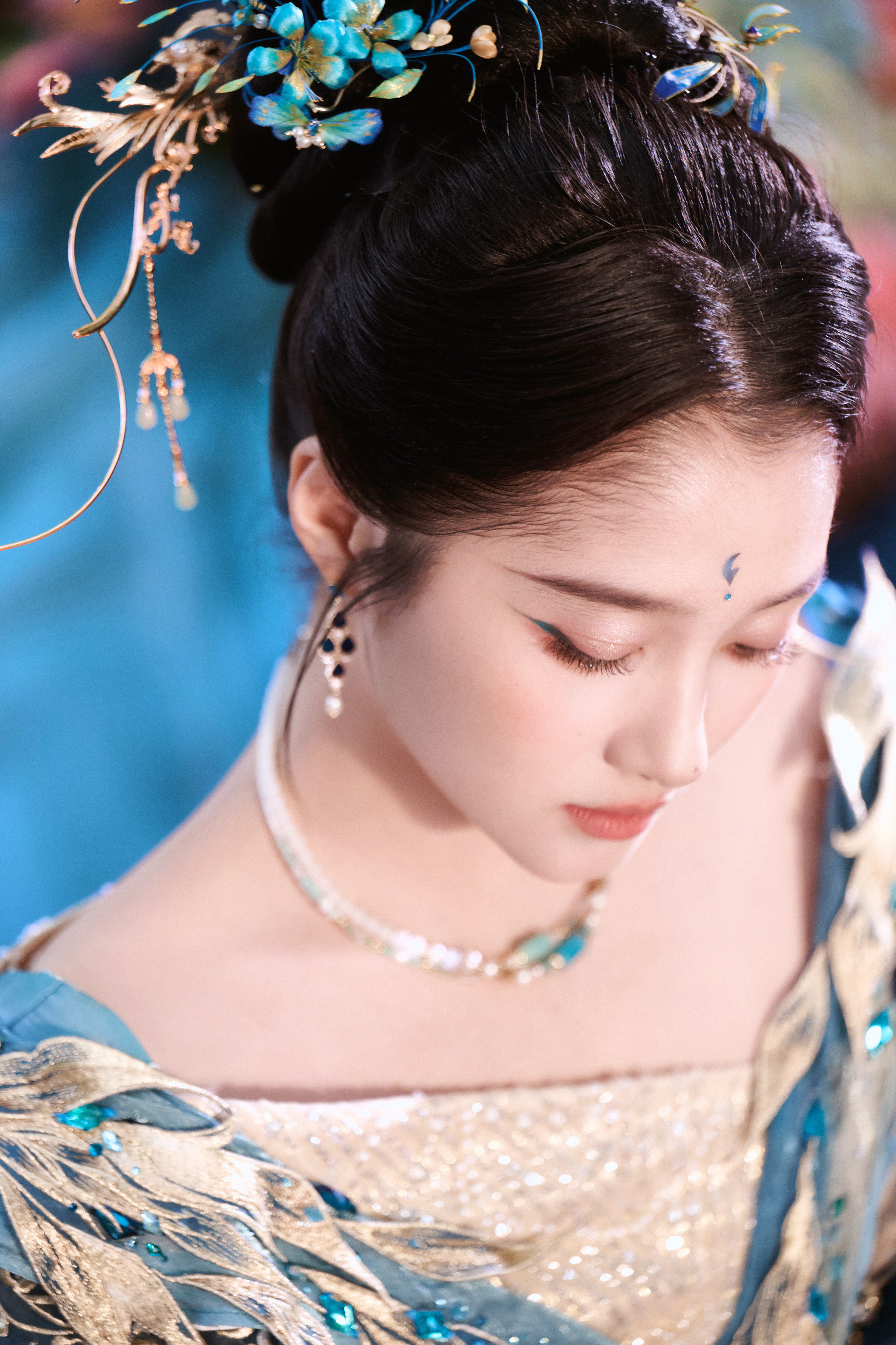 关晓彤花海为幕，衣袂生风，一颦一笑皆成诗。