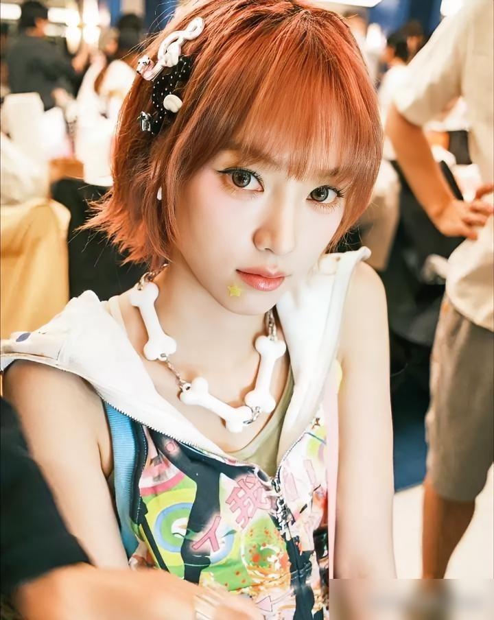 别再吹黄灿灿清醒了。她哪是防恶剪，她这是在用头发，给自己焊死一个最值钱的人设