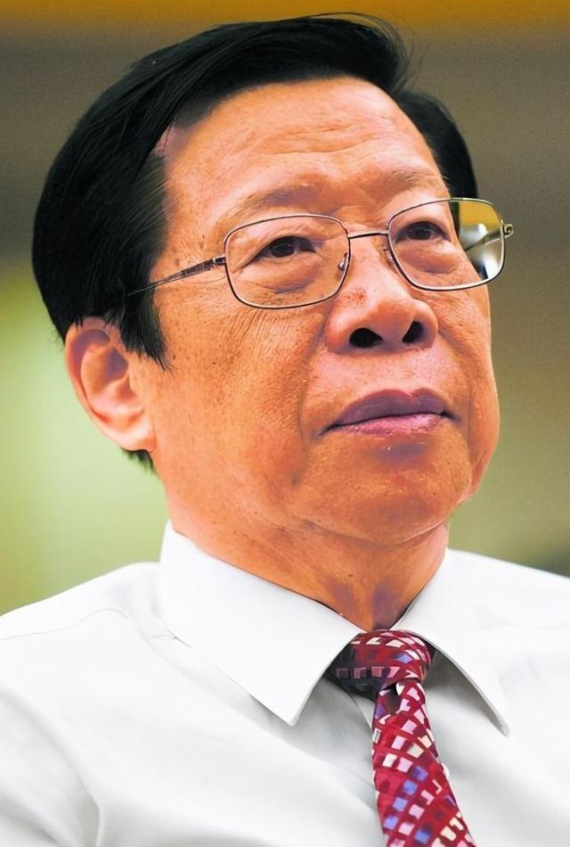 1993年，时任中央电视台台长的杨伟光，在没有上报的情况下，在《新闻联播》之后插