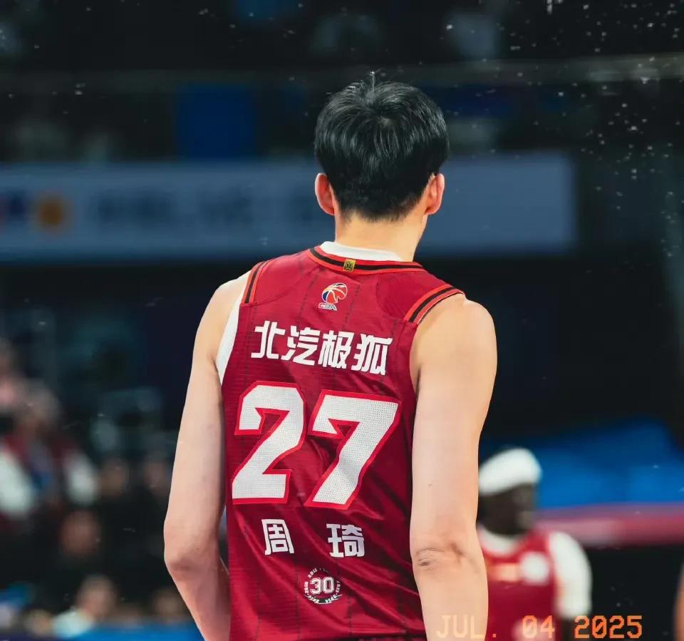 距离中国男篮国家队亚洲杯的赛程仅仅剩下一个月的时间，而周琦腰部受伤需要康复治疗的