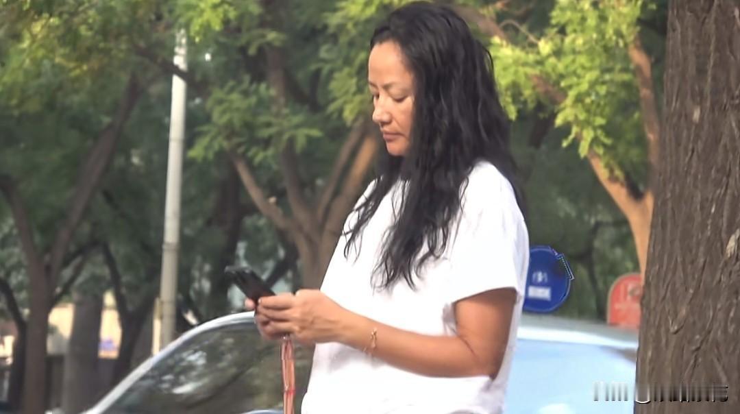 近日，瞿颖街头等人被网友偶遇。从头到脚肤色黝黑十分惹眼，披头散发看着有些随性邋遢