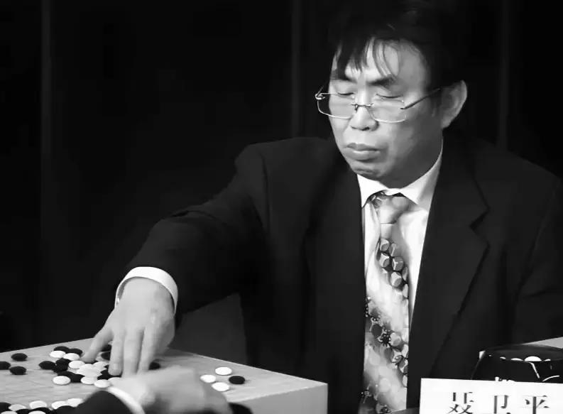 记得小时候看的还是黑白电视，看到中国棋手聂卫平屡屡对阵巅峰时期的日本围棋天团，硬