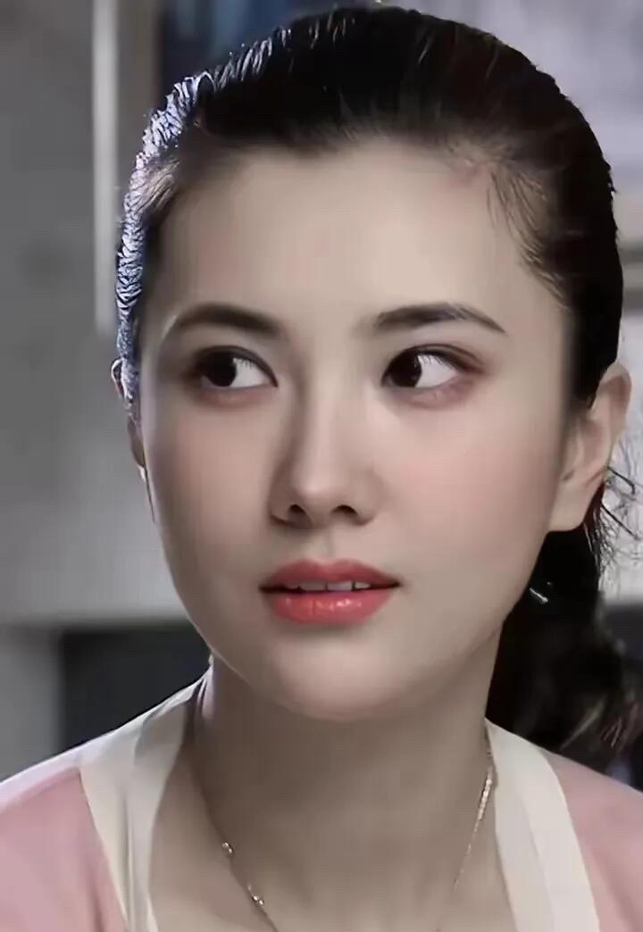 当年荧幕上那么普通的一位女演员，现在看起来怎么这么的漂亮，精美的五官，明亮的大眼