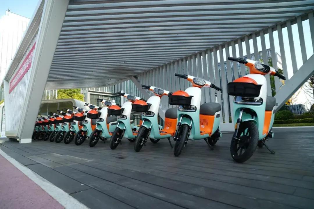 江苏盐城：盐城首批氢能两轮车亮相11月24日上午，江苏兴邦能源科技有限公司自主