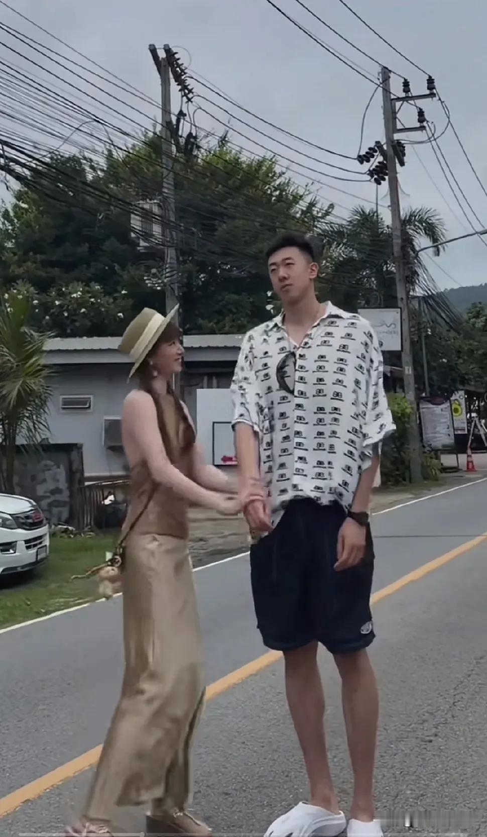 发现广东队球员休赛期都喜欢带女朋友去泰国度假，王少杰刚刚在社媒上晒出了和女朋友在