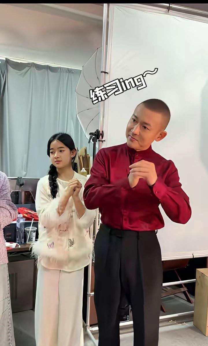 聂远的女儿，有点像年轻时的梅婷，眉清目秀，很漂亮，聂远好幸福，有这么好的女儿，很