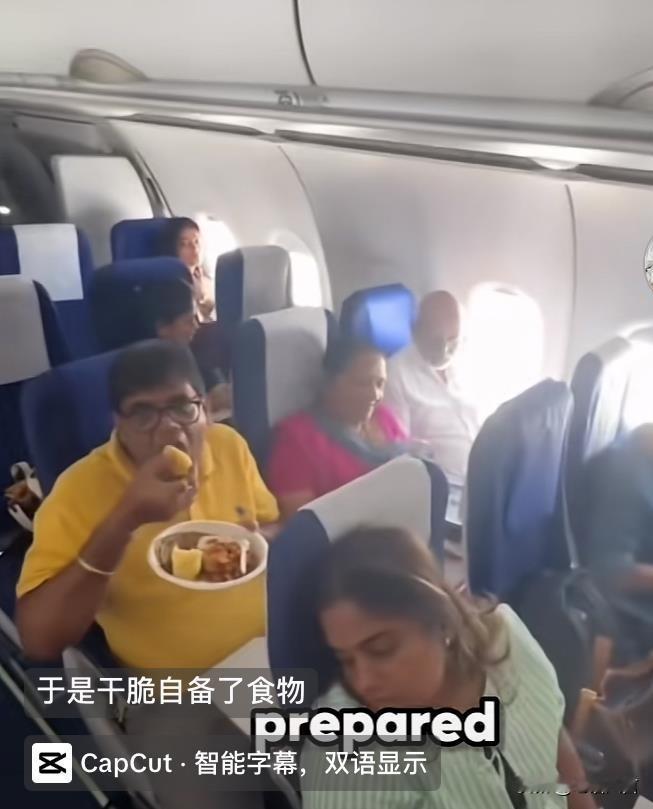 15口之家飞机上聚餐，被航空公司永久拉黑印度一户15口家庭坐飞机，自带大量