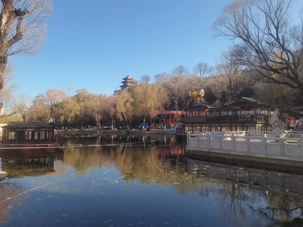 同事的爸妈七十多岁，现提出搬到同事的房子居住，被她坚决拒绝了。同事当初离婚，净身