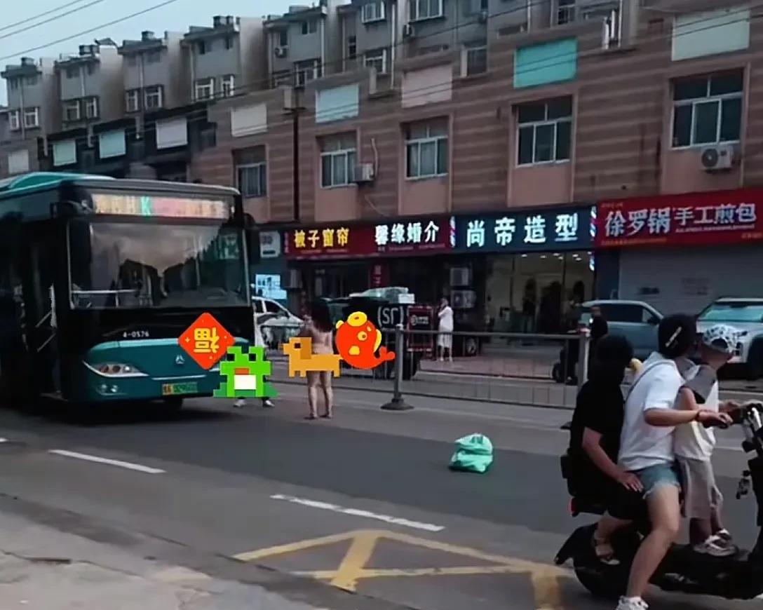 惊！济南一女子街头裸体与另一名男子发生冲突。网传视频显示，在济南槐荫区美里路一理