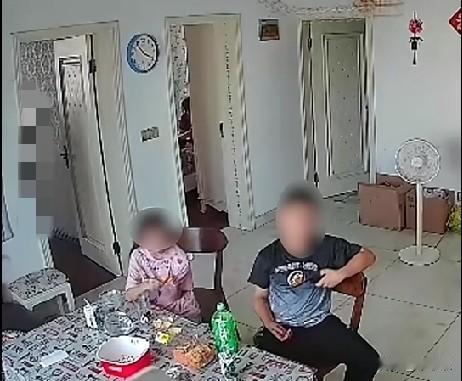7月7日，安徽合肥，客厅大灯突然掉落，砸中正在客厅看电视的男孩，男孩头上砸出个大