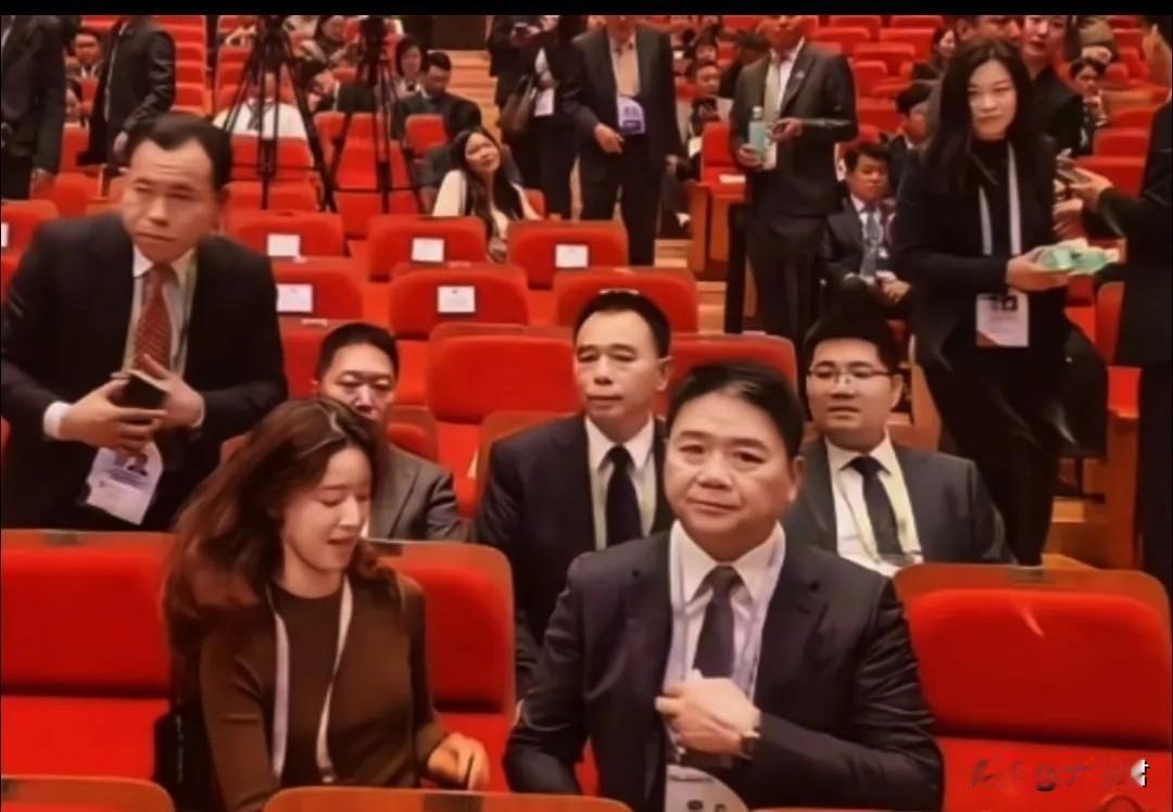 东哥和奶茶同框了。但好多人说他俩不像夫妻像同事。10月29号在韩国的商业论