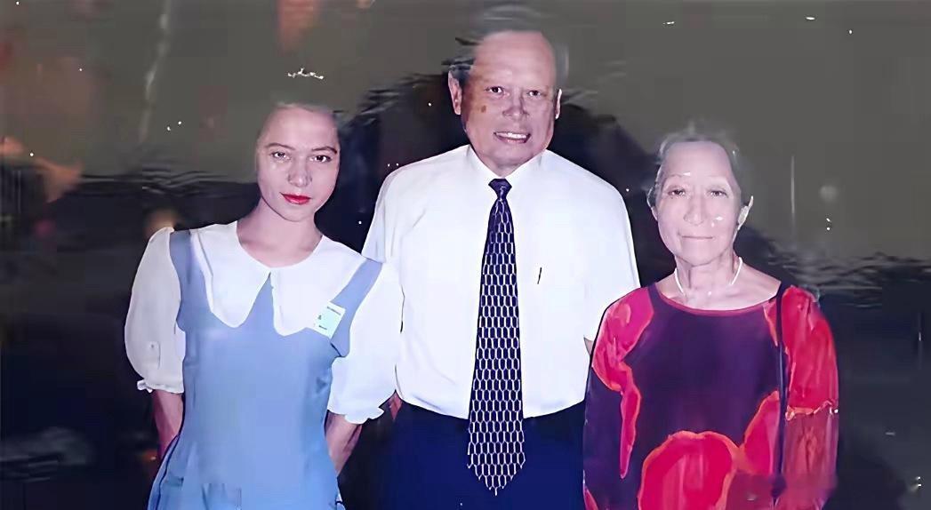 一张传奇的老照片故事下图是杨振宁和两任妻子的合影。照片是1995年8月拍摄于广东