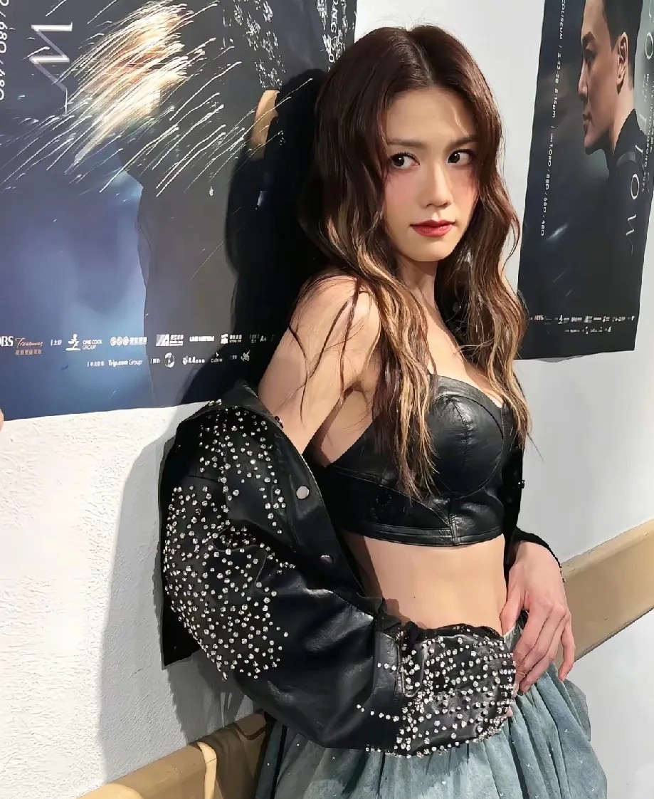 周秀娜简直就是男人堆里的梦中情人模板，那长相气质跟徐子淇像一个模子刻出来的。你看