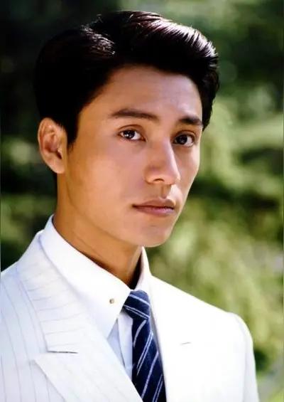 著名演员陈坤，最大的特点是，他的嘴唇发紫，而且紫得厉害，张雪峰的嘴唇发紫，后来