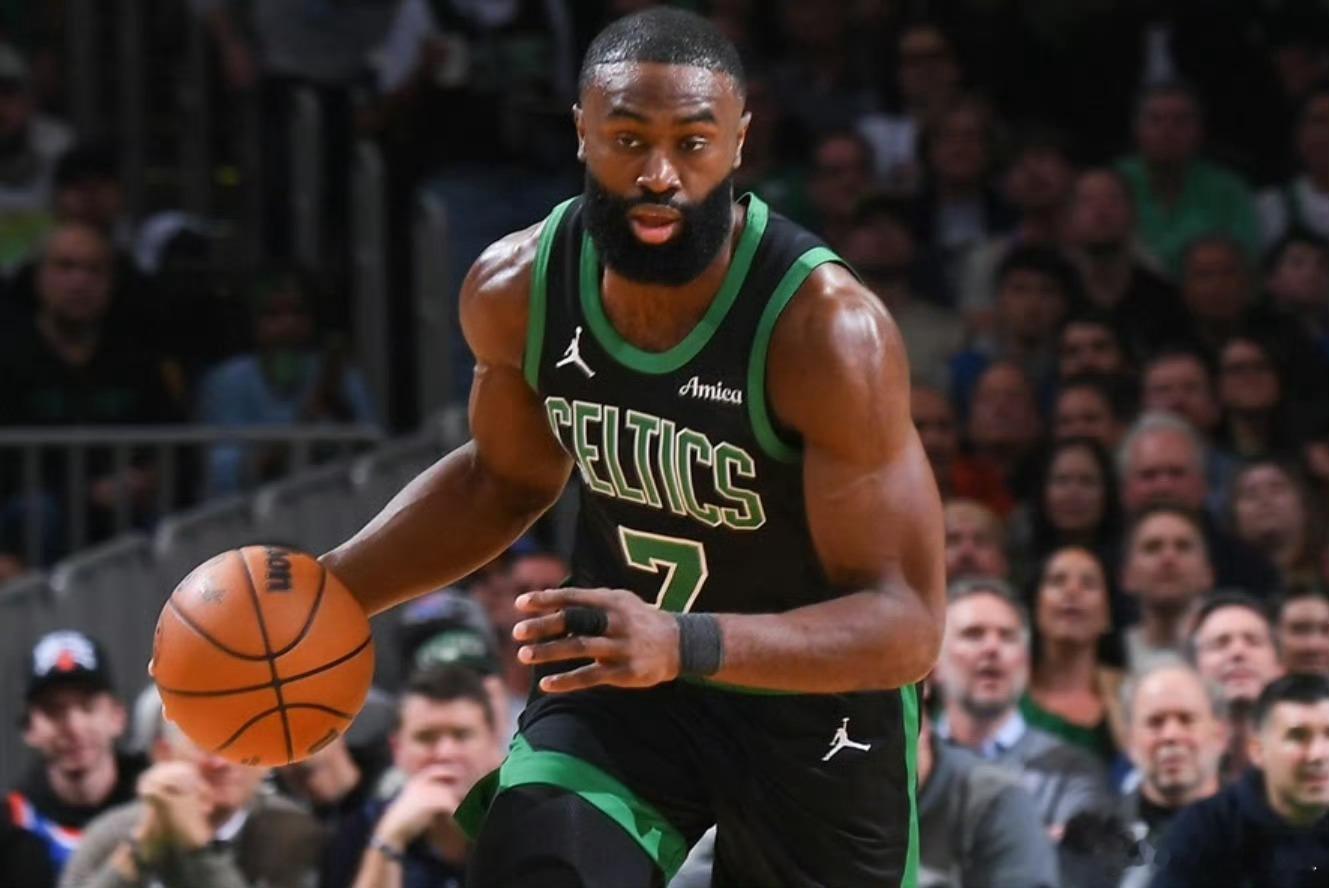 评论员：若布朗本赛季当选MVP，其职业生涯将正式超越塔图姆近日，体育评论员克里斯