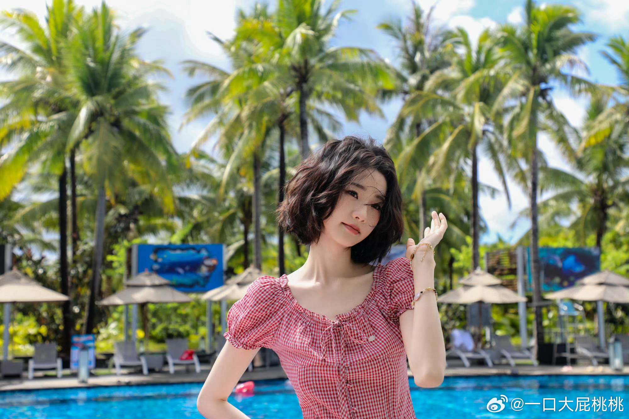 张艺凡阳光☀️泳池夏日冲凉大片，好清新啊​​​