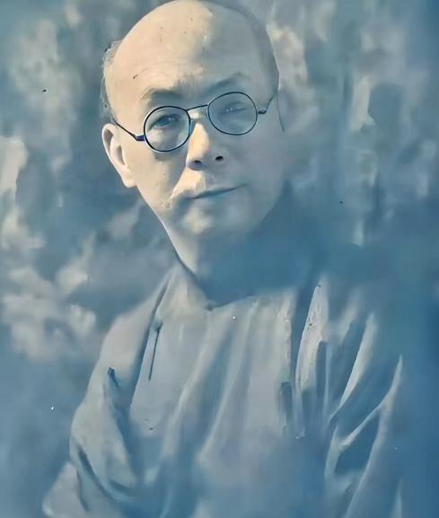 中国最大的汉奸是谁?他远比汪精卫更加可恨。要是没有他,日本连中国大门都进不了。在