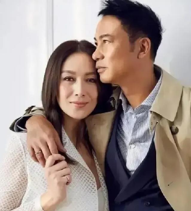 任达华当年铁了心丁克，和琦琦潇洒满世界飞，结果2006年琦琦意外怀孕，他当场怂了