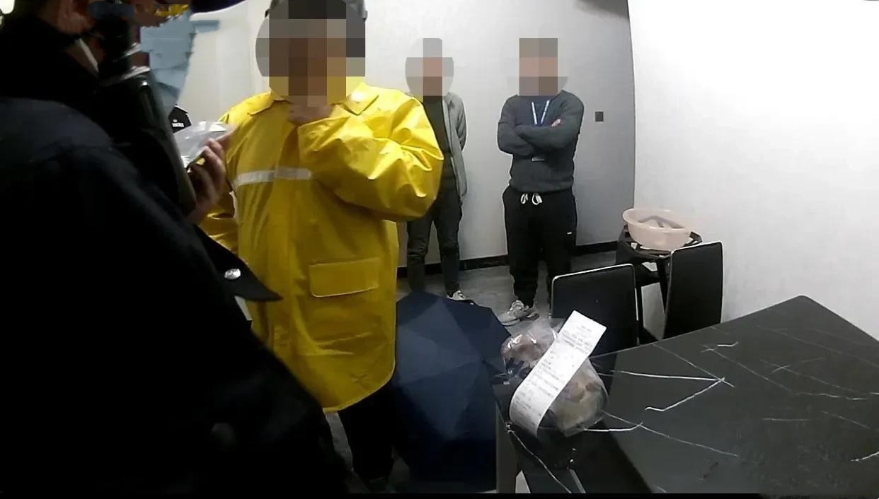 杭州一名外卖小哥接到一名李女士的订单，看了一眼备注，备注上有“9958”这几个数