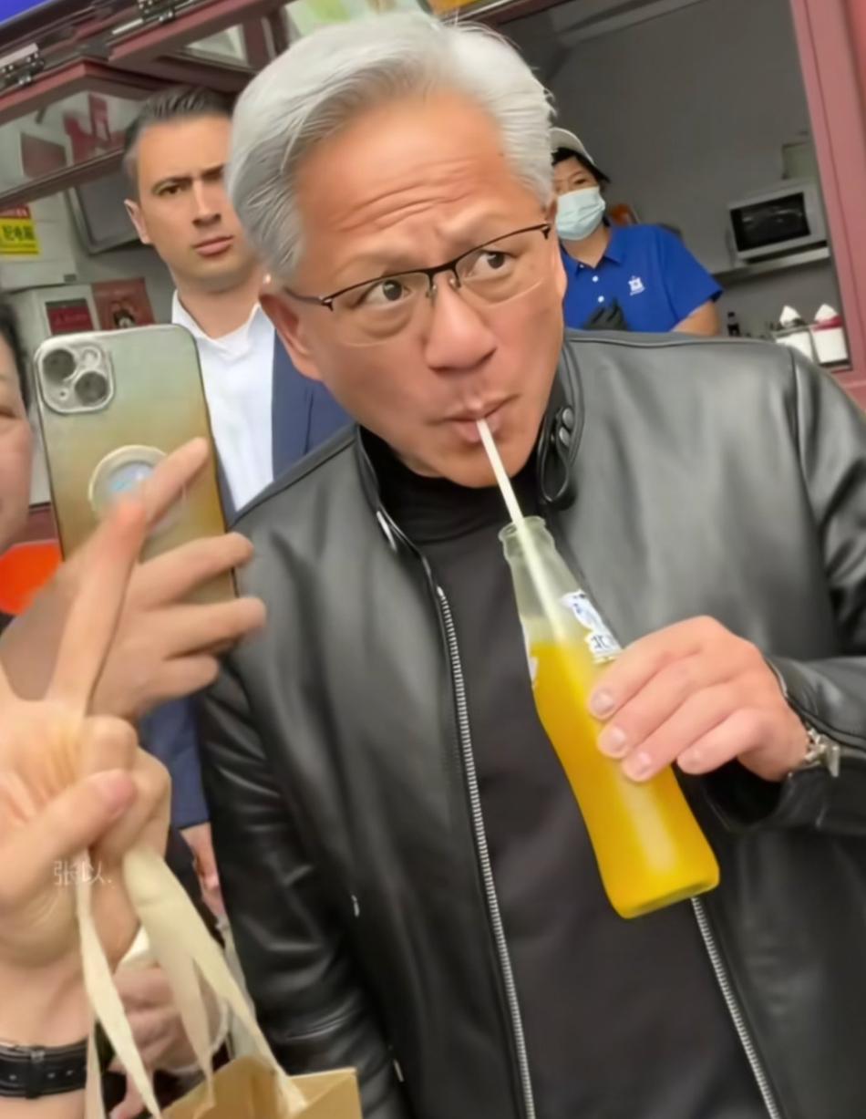 马斯克不知道去哪了，现在都是黄仁勋的热搜。黄仁勋以前也去过北京，难道之前没有