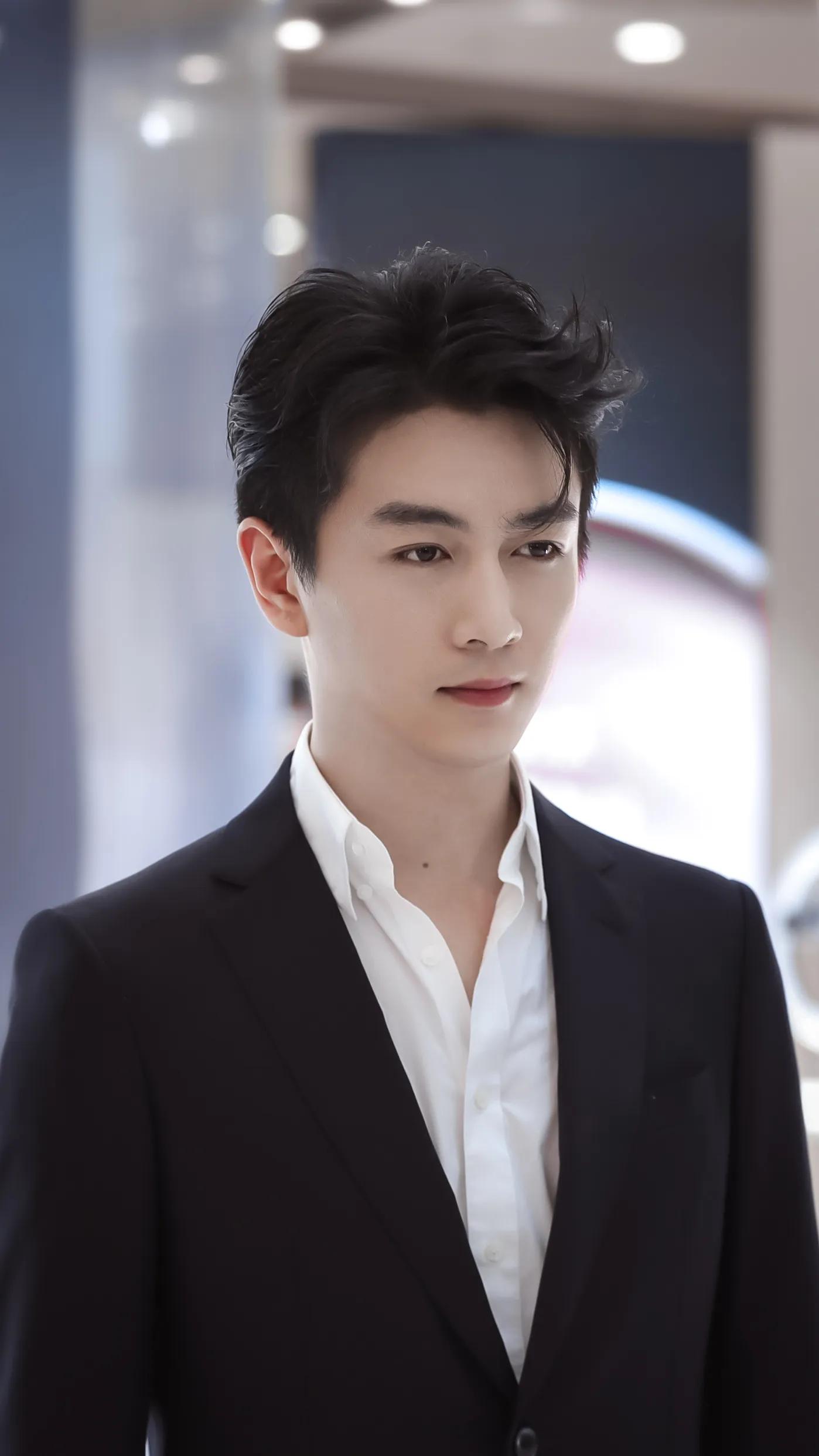 陈晓读书时这么普，当演员了怎么变得这么帅气的，看着就像换了个脸。全班就红了他